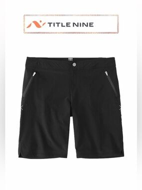 TITLE NINE women’s Rouge/ lightweight Black Performance Zip-Front Shorts
